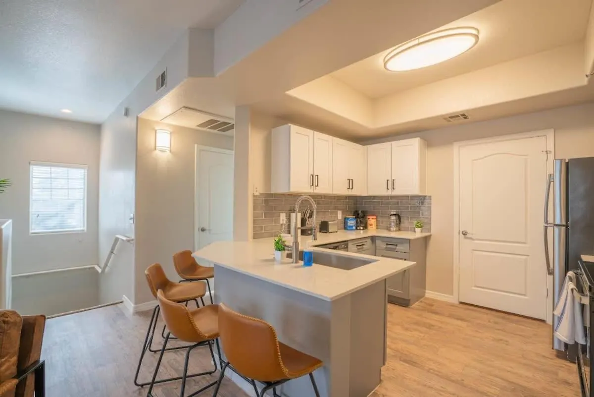 Appartamento Posh 2Bd - Midtown - Gym, Pool, W-D, Parking - Sleeps 8 Phoenix Stati Uniti